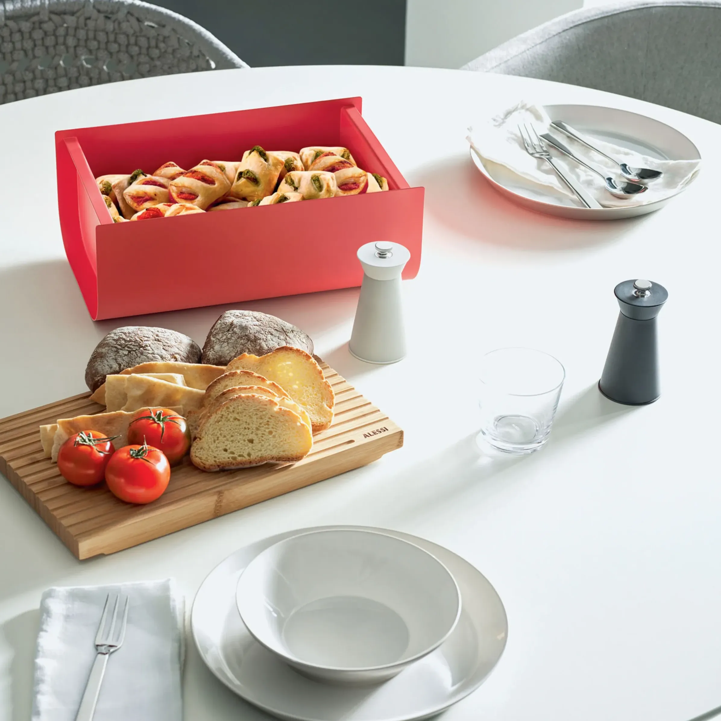 Boite A Pain Mattina Metal Bois Rouge / Acier & Bambou - 34 X 21 Cm - Alessi