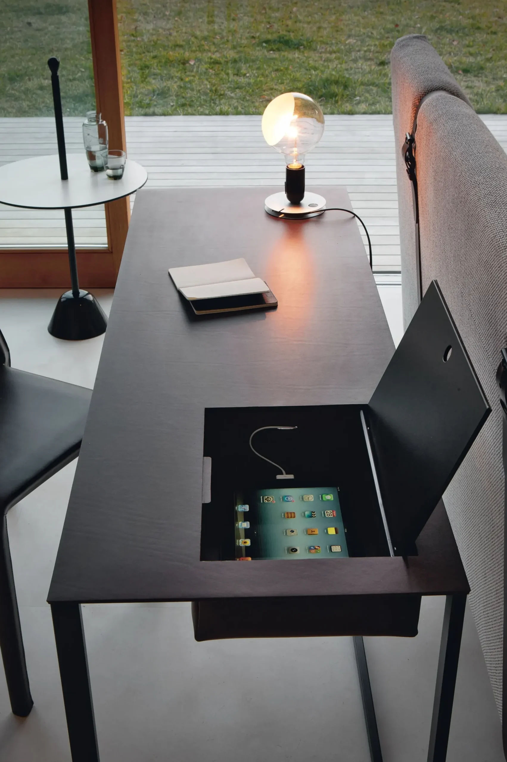 Bureau Calamo Cuir Blanc Gris / Console - Cuir Sellier - L 130 Cm - Zanotta