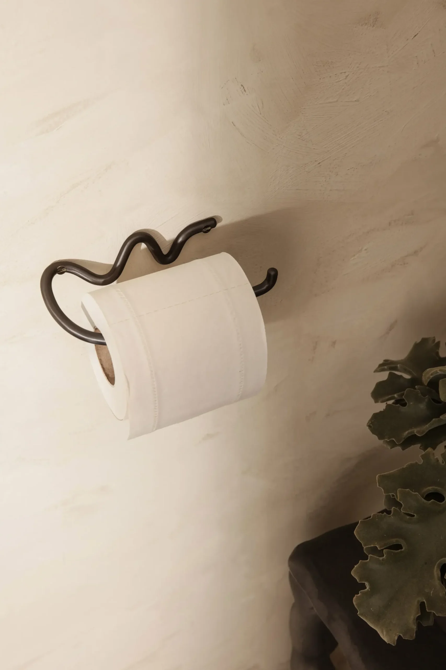 Derouleur De Papier Toilette Curvature Metal/ Laiton - Ferm Living