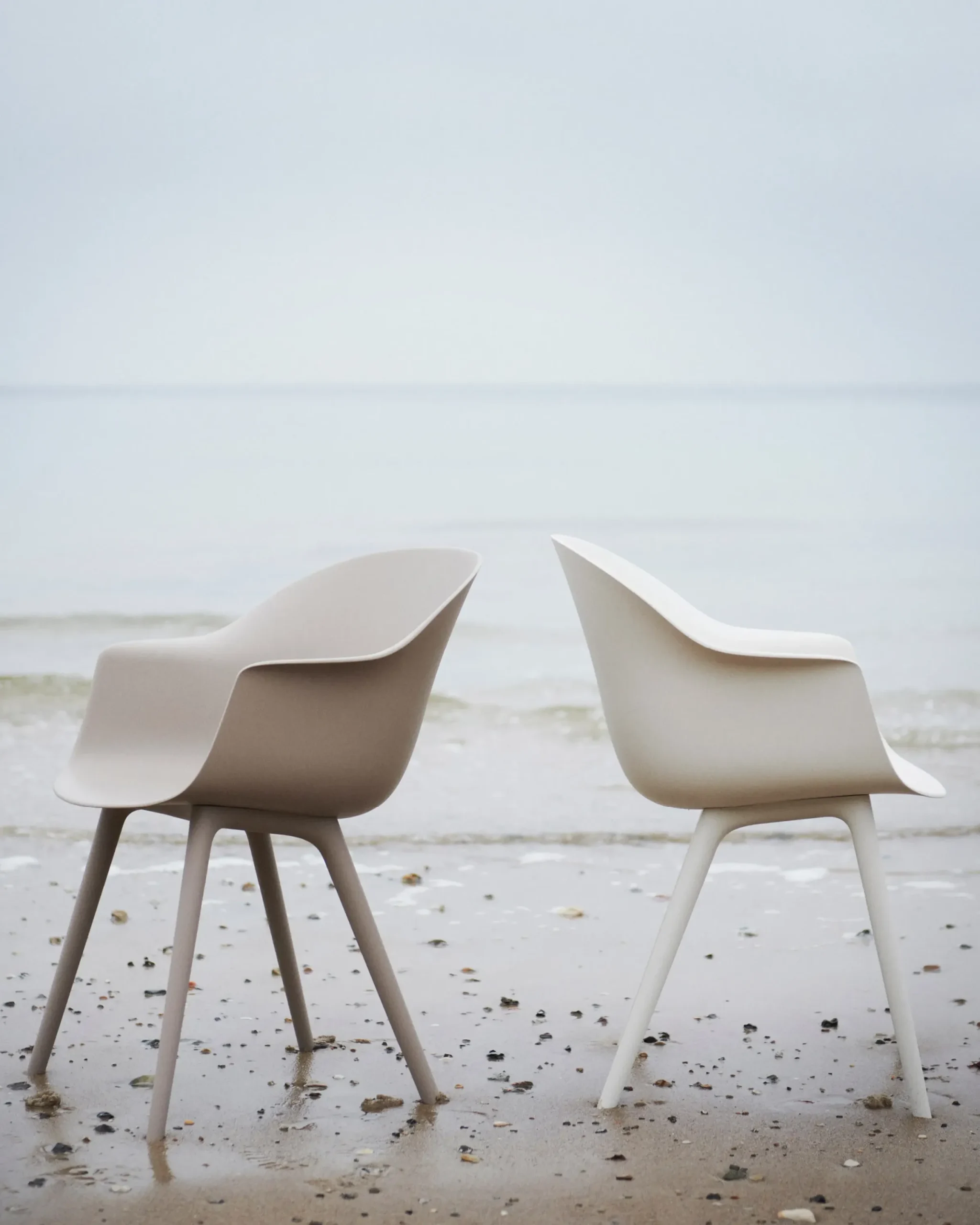 Fauteuil Bat Outdoor Plastique Beige - Gubi