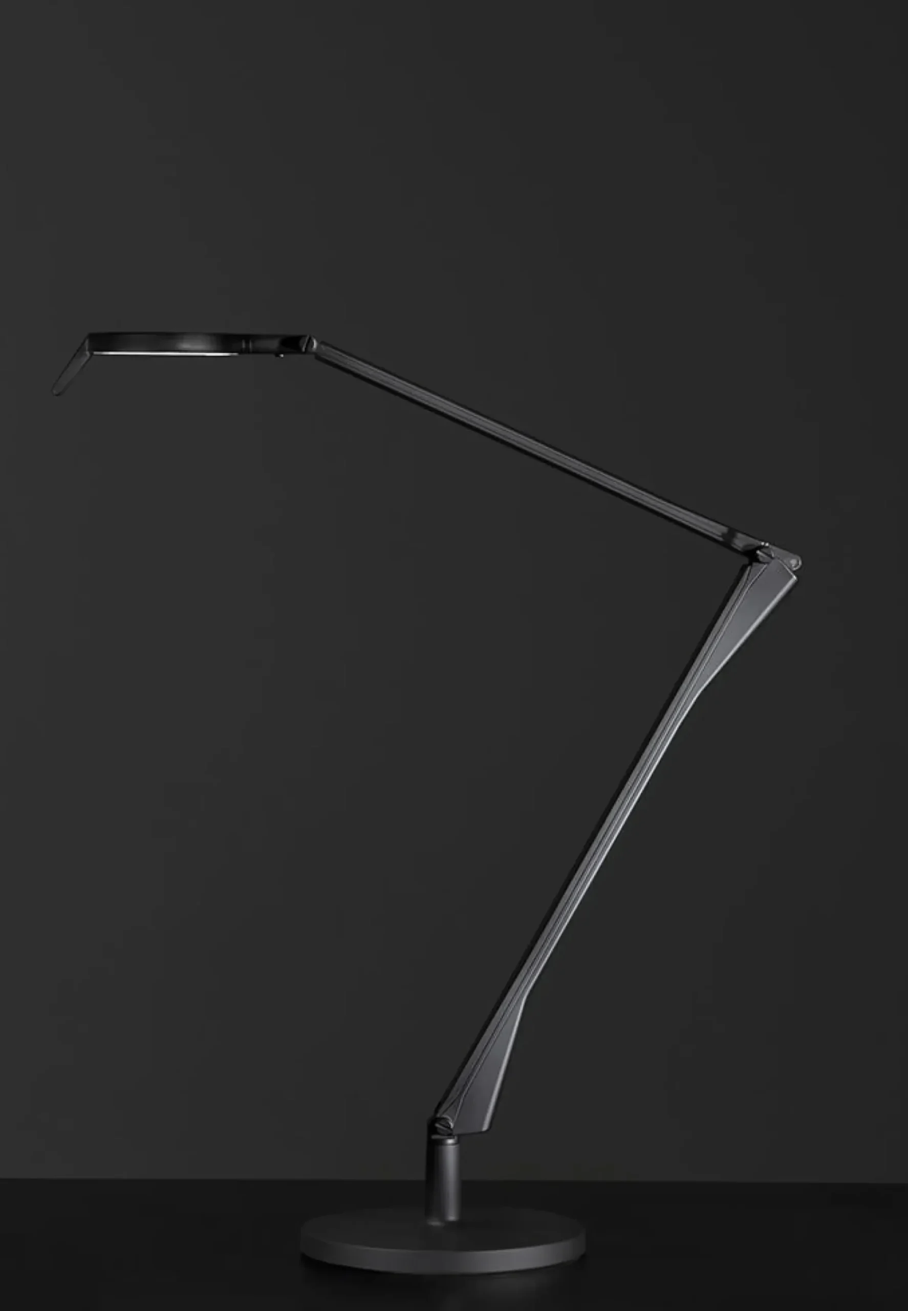 Lampe De Table Aledin Tec Led Plastique Noir / Ldiffuseur Plat / Version Mate - Kartell