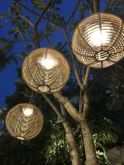 Lampe Solaire D'extérieur La Lampe Paillotte Sphere Plastique Bois / Large O 48 Cm / Hybride Et Connectee (Solaire + Dock Usb) - Maiori