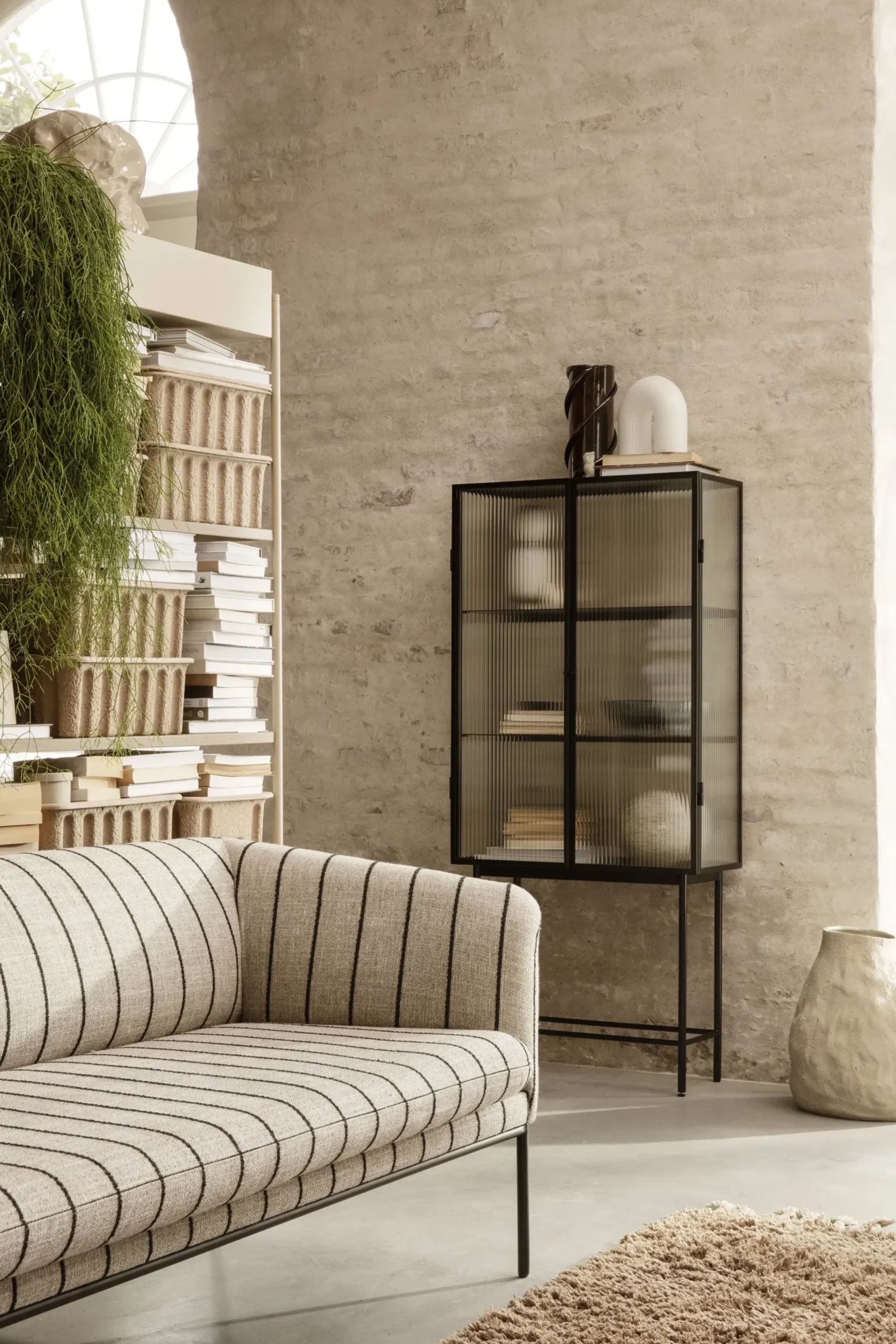 Meuble Vitrine Haze Metal Verre Noir / Vitrine - L 70 X H 155 Cm - Verre Cannele - Ferm Living