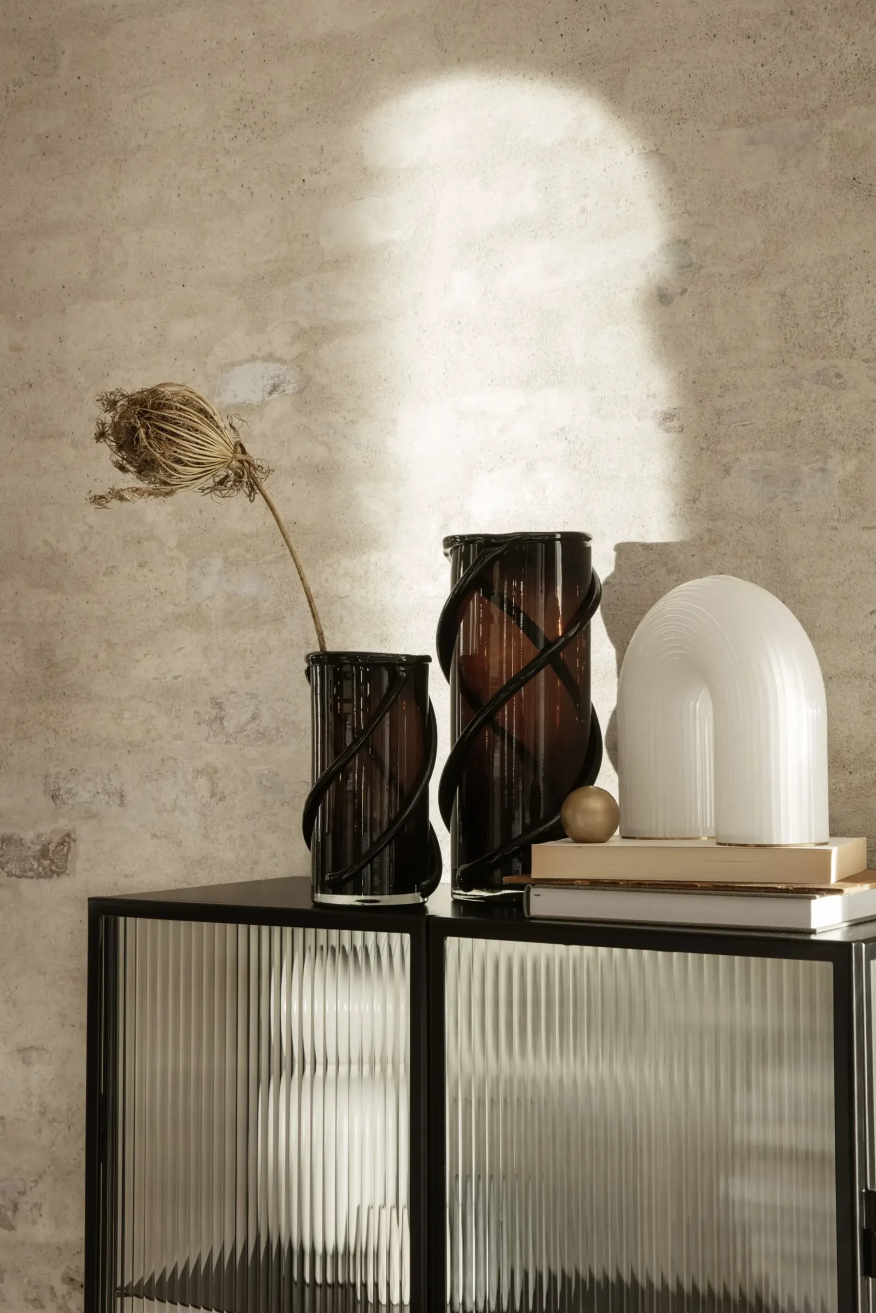 Meuble Vitrine Haze Metal Verre Noir / Vitrine - L 70 X H 155 Cm - Verre Cannele - Ferm Living