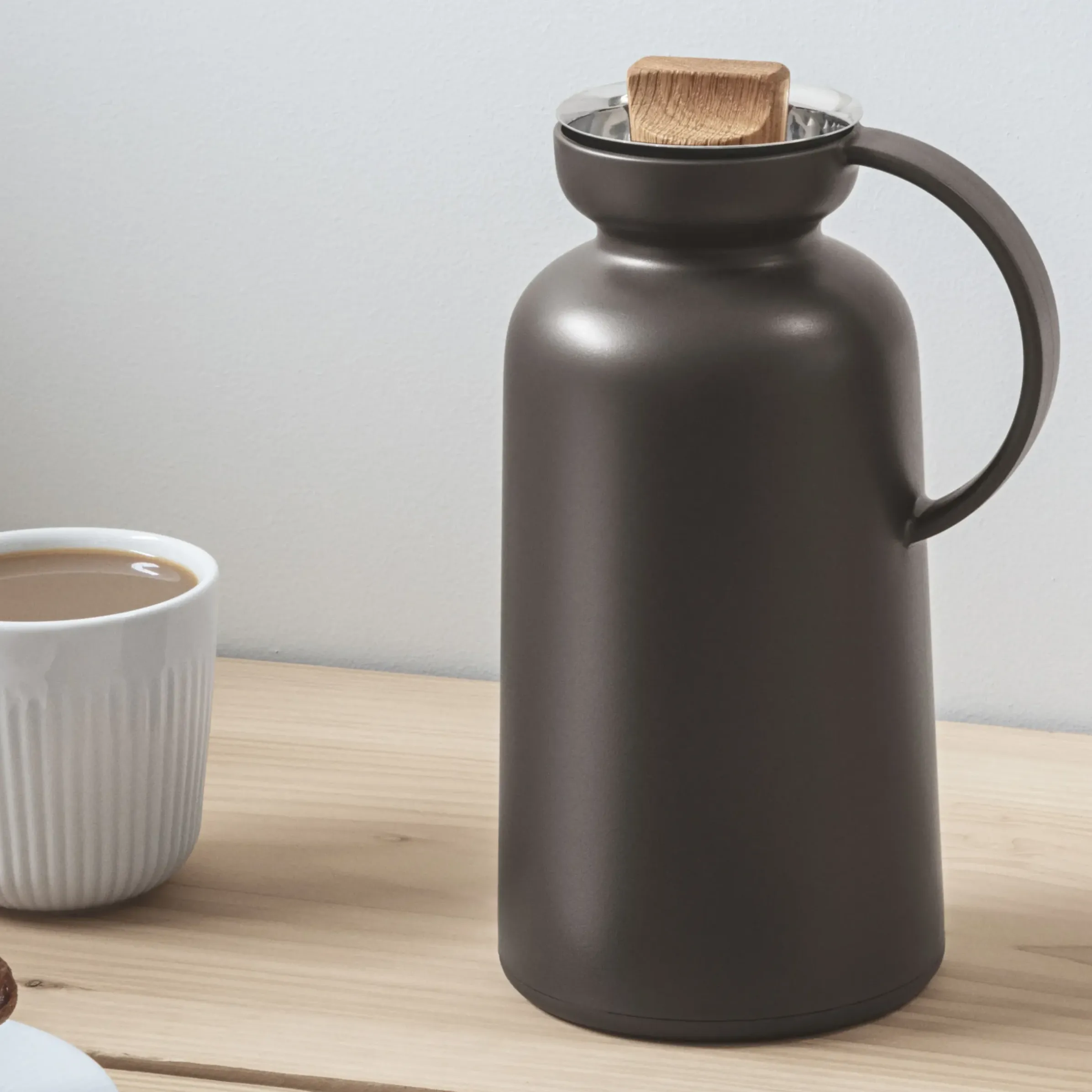 Pichet Isotherme Silhouette Plastique Marron / 1 L - Bouchon Chene - Eva Solo