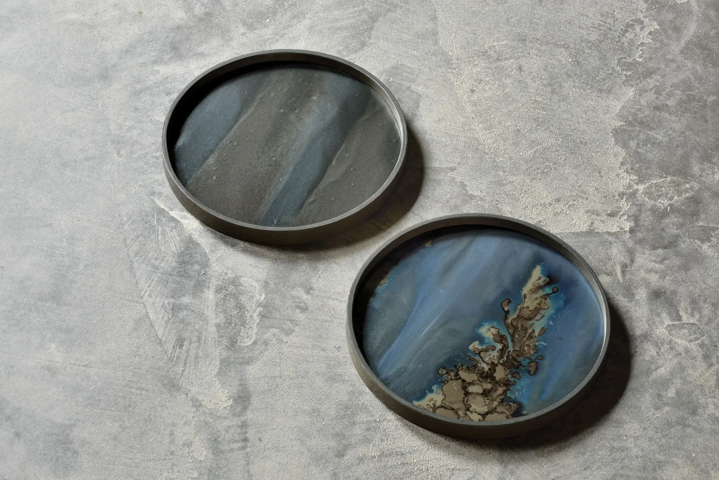 Plateau Graphite Organic Verre Bleu / O 30 Cm - Bois & Verre Peint Main - Ethnicraft