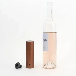 Pompe A Vide D'Air Electrique Gard'Vin On/Off Power Signature Metal Marron / + 3 Bouchons - Recharge Usb - L'Atelier Du Vin