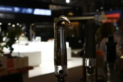 Pompe A Vide D'Air Gard'Vin On/Off Plastique/ + 2 Bouchons Hermetiques - L'Atelier Du Vin
