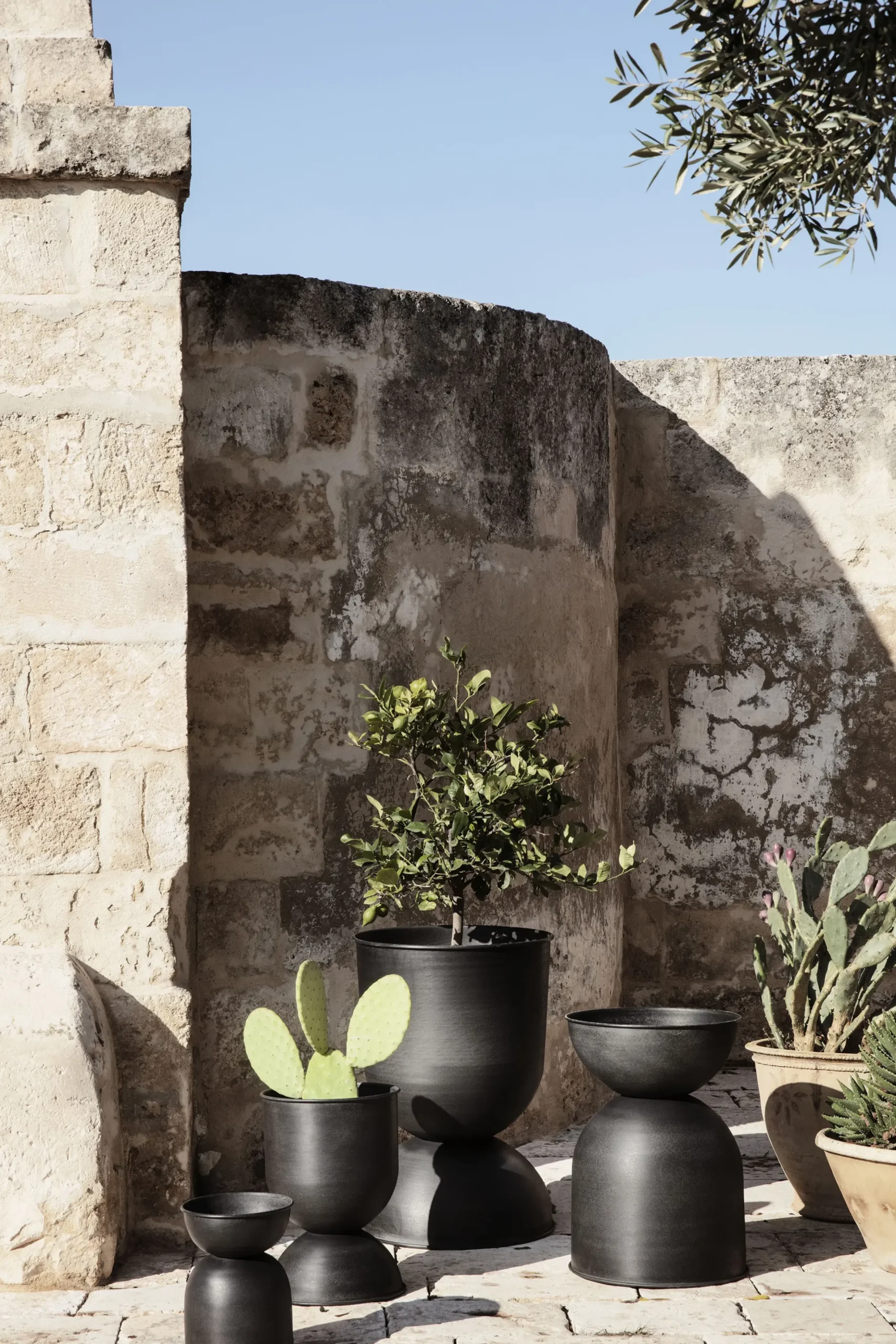 Pot De Fleurs Hourglass Extra Small Metal / Metal - O 21 X H 30 Cm - Ferm Living