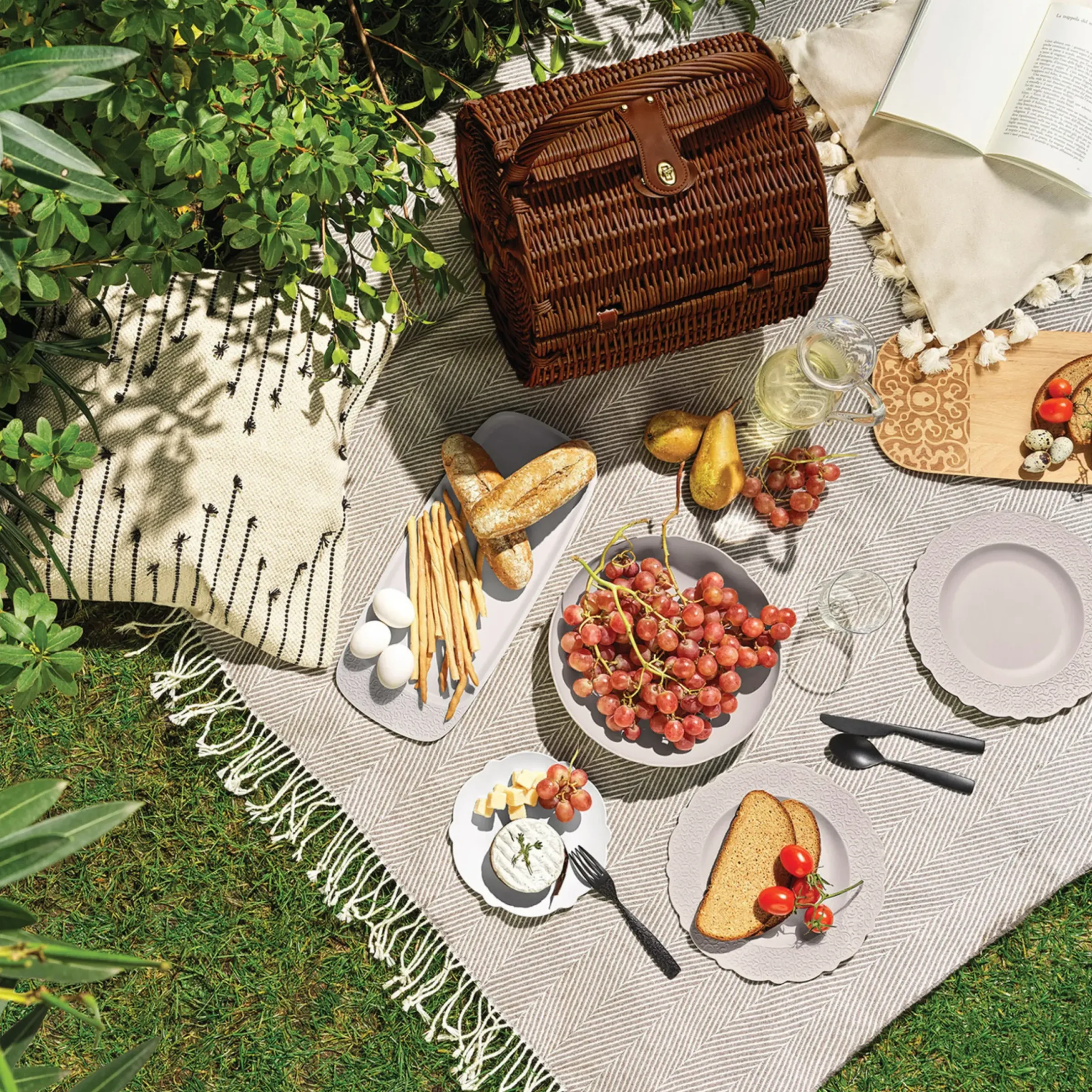 Set A Pique-Nique Dressed En Plein Air Plastique Bois Naturel / Pour 4 Personnes - Panier Osier - Alessi