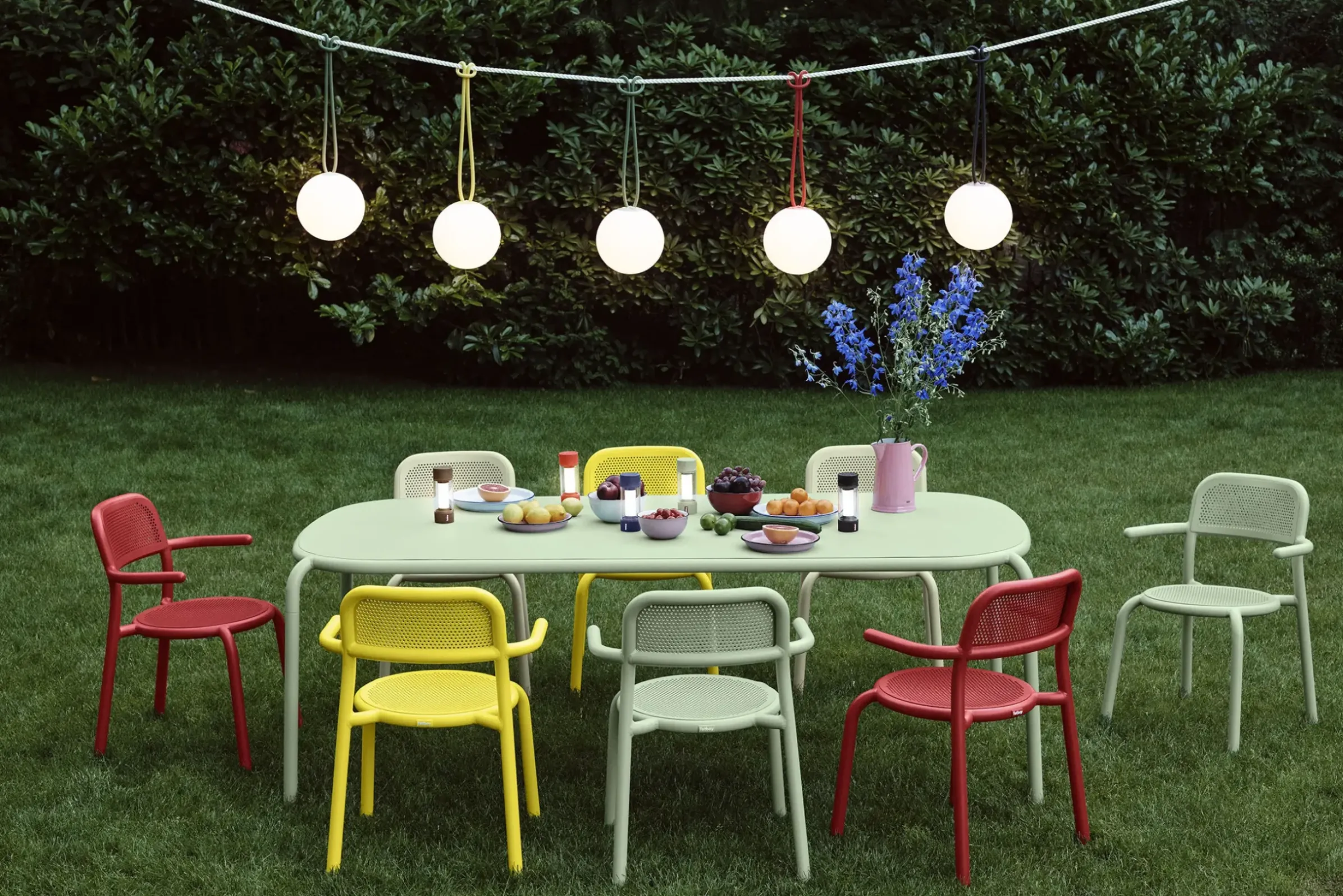 Table Rectangulaire Toni Tablo Metal Bleu / 220 X 99 Cm - Trou Pour Parasol + Bougeoir Amovible - Fatboy