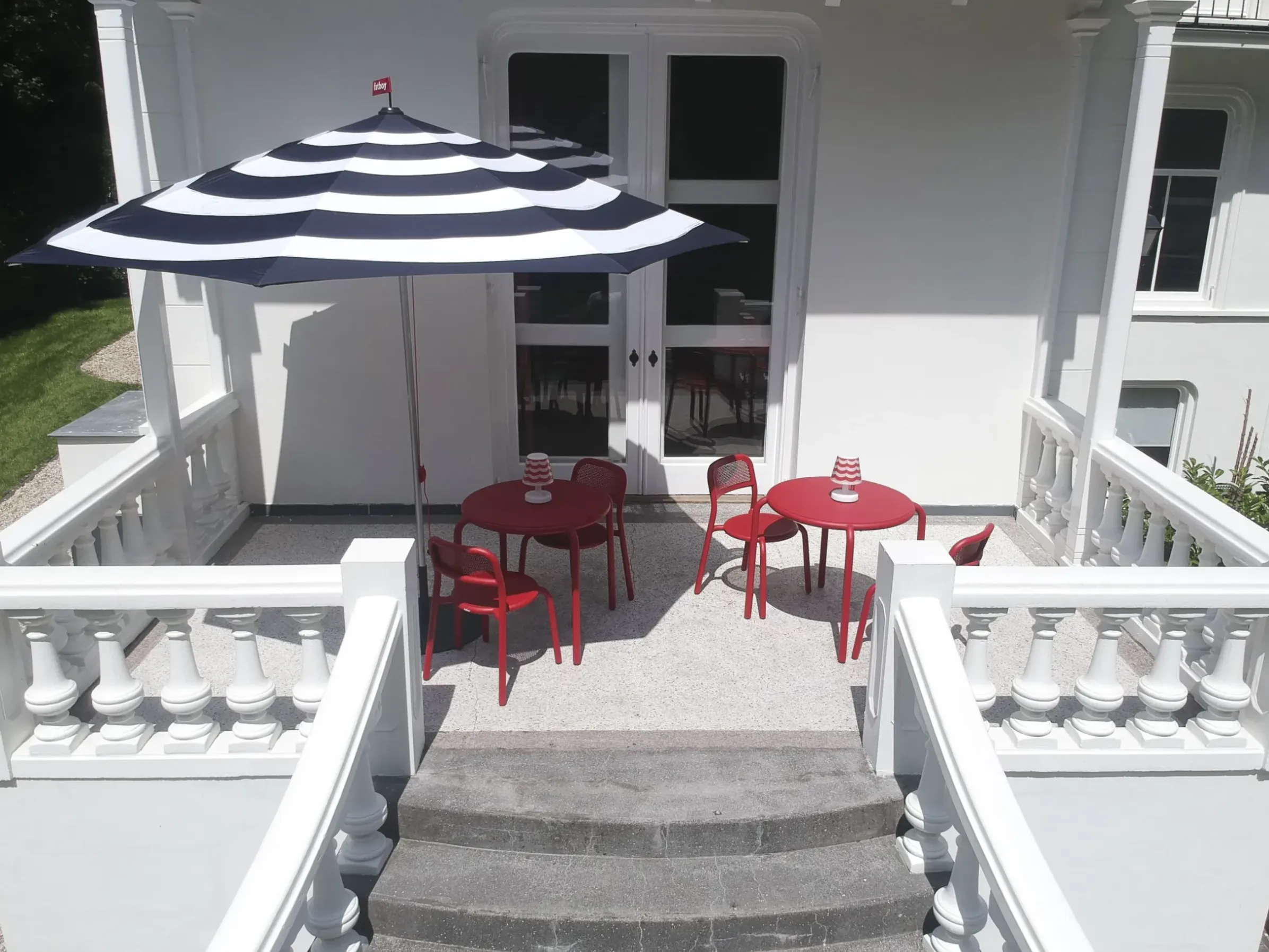 Table Ronde Toni Bistreau Metal Beige / O 80 Cm - Trou Pour Parasol + Bougeoir Amovible - Fatboy