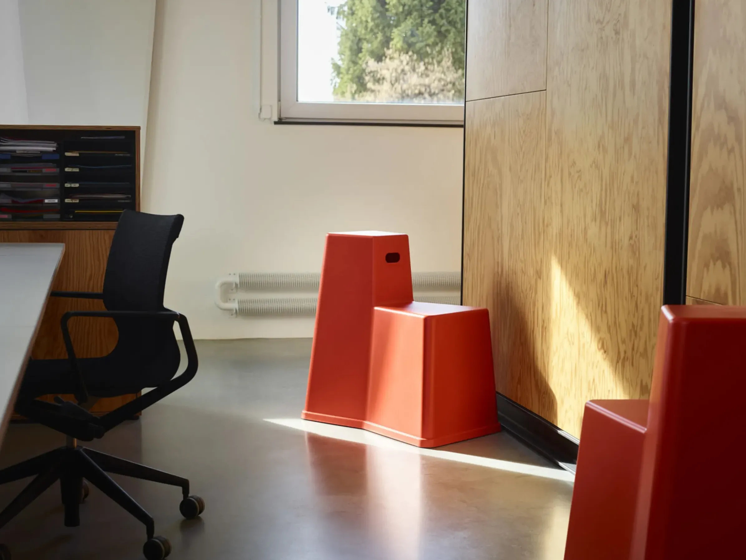 Tabouret Stool-Tool Plastique Rouge / Multifonction - Vitra